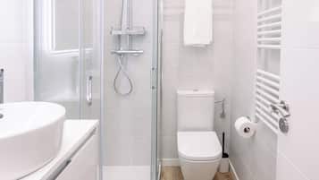 Apartamento, 1 habitación, balcón, vistas a la ciudad | Baño | Papel higiénico