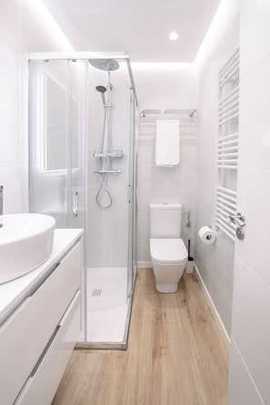 Appartement, 1 chambre, balcon, vue sur la ville | Salle de bain | Papier de toilette