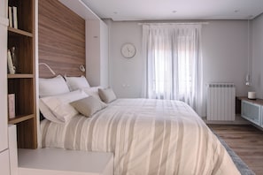 Appartement, 1 chambre, balcon, vue sur la ville | Salle de séjour | Livres