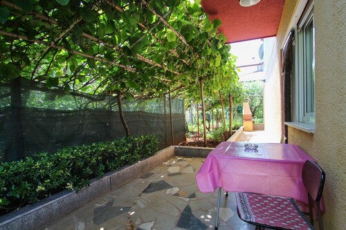 Affordable flat just 400 metres from the beach with terrace, barbecue, WiFi