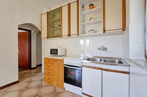 Fridge, stovetop, dishwasher, coffee/tea maker - Charming flat surrounded by Mediterranean plants - only 650 metres to the beach (Novigrad)