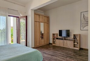 1 bedroom, desk, free WiFi, bed sheets - Charming flat surrounded by Mediterranean plants - only 650 metres to the beach (Novigrad)