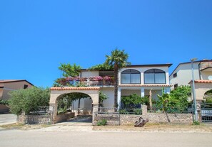 Exterior - Charming flat surrounded by Mediterranean plants - only 650 metres to the beach (Novigrad)