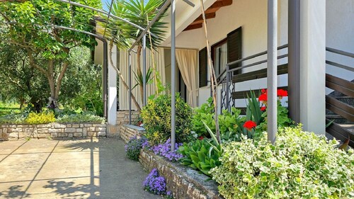 Mediterranean and dog-friendly flat just 650 metres from the beach