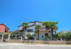 Exterior - Mediterranean and dog-friendly flat just 650 metres from the beach (Novigrad)