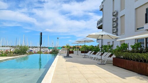 Stunning apartment only 300 meters to the beach with pool, 2 balconies, air conditioning, WiFi