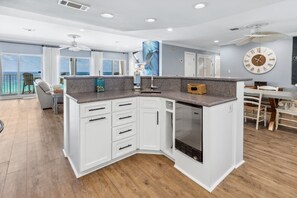 Refrigerador, microondas, horno, placa de cocina