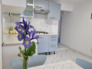 Fridge, stovetop, coffee/tea maker, cookware/dishes/utensils - Comfortable flat in Rovinj and only 500 metres to the beach with private terrace (Rovinj)