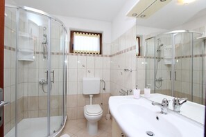 Ducha, secador de pelo, toallas