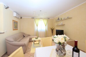 Living area - Cozy flat only 600 metres to the beach with barbecue, private terrace, washing machine (Rovinj)