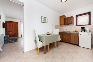 Interior - Idyllic flat just 800 metres from the beach with 2 balconies, garden, barbecue (Rovinj)