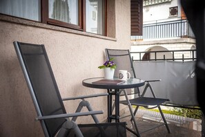 Outdoor dining - Idyllic flat just 800 metres from the beach with 2 balconies, garden, barbecue (Rovinj)