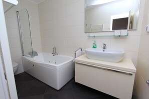Dusche, Haartrockner, Handtücher