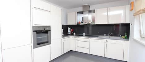 Refrigerador, microondas, parrilla de estufa y lavavajillas