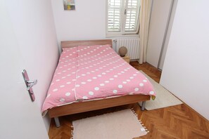 2 dormitorios, escritorio, wifi gratis y ropa de cama