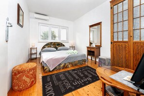 1 bedroom, desk, free WiFi, bed sheets