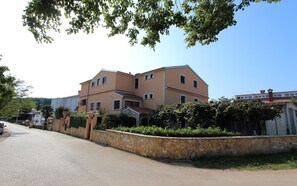 Exterior - Idyllic flat just 200 metres from the beach with taxi boat connection to Rovinj (Rovinj)