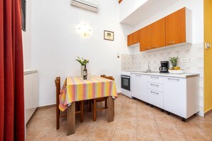Geladeira, cooktop, cafeteira/chaleira