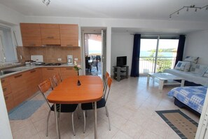 Interior - Picturesque flat only 400 metres to the beach with sea view - only 10 minutes to the centre of Rovinj (Rovinj)