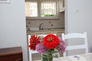 Fridge, microwave, stovetop, coffee/tea maker - Charming flat just 400 metres from the beach with sea views, barbecue area, air conditioning, WiFi (Rovinj)
