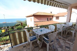 Enjoy al fresco dining on the balcony with a table set amidst a stunning sea view.
