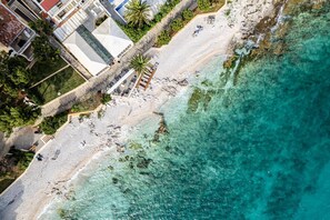 På stranden