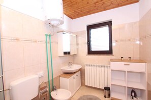 Dusche, Haartrockner, Handtücher