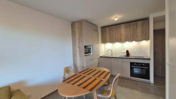 Fridge, dishwasher, coffee/tea maker