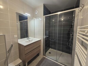 Shower, towels