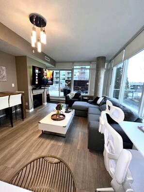 Een smart-tv, een open haard, videogames en een dvd-speler