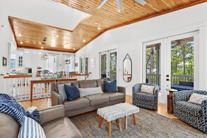 Smart-TV, Videospiele, DVD-Player, Tischtennisplatte