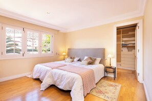 5 chambres, fer et planche à repasser, accès Internet, draps fournis