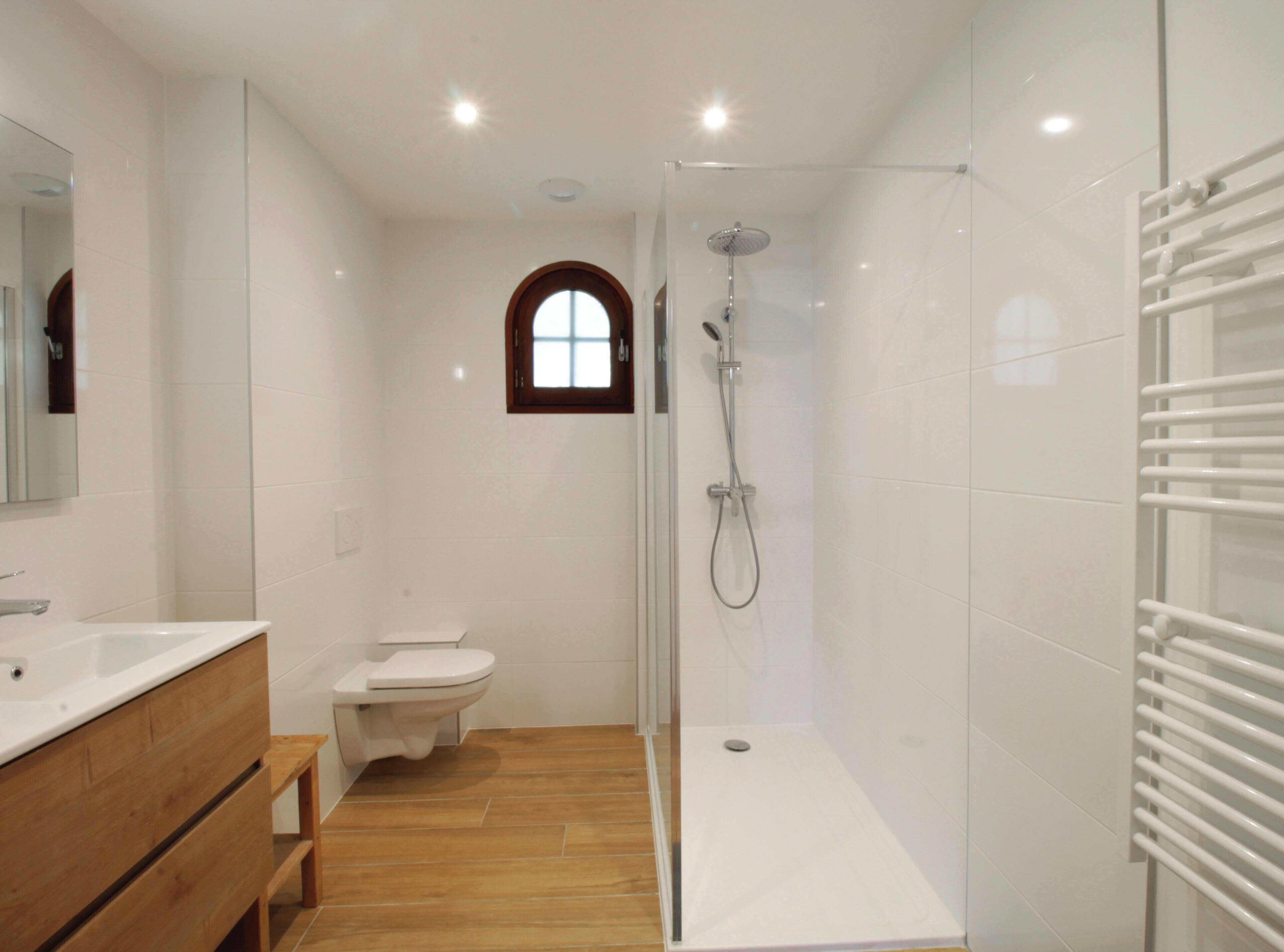 Een douche, gratis toiletartikelen, een haardroger