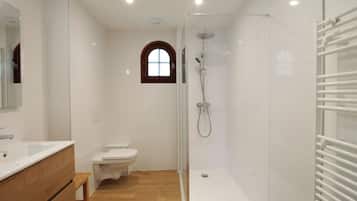 Een douche, gratis toiletartikelen, een haardroger