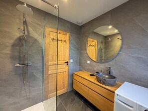 Een douche, een haardroger, handdoeken
