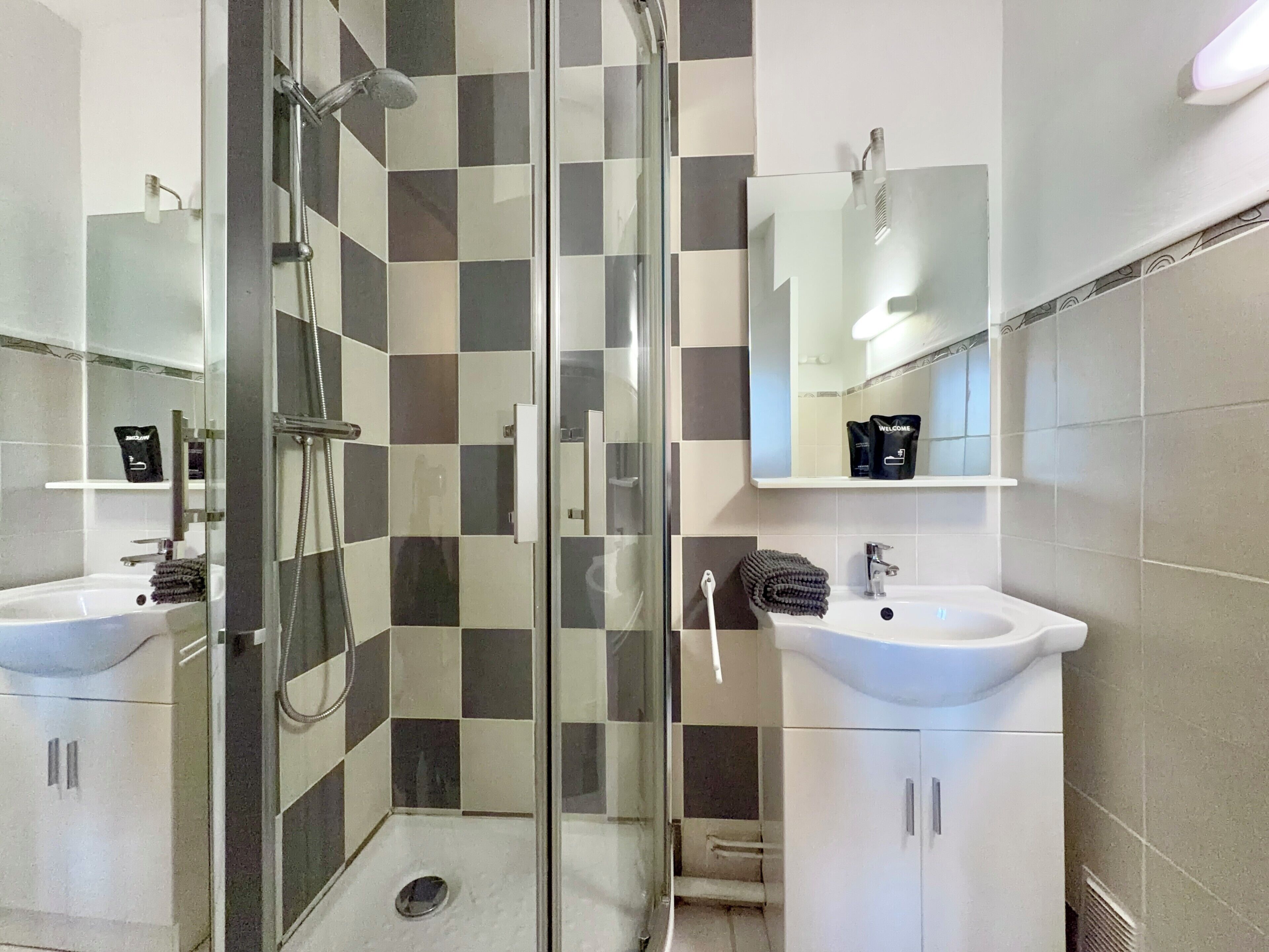 Douche, sèche-cheveux, serviettes fournies