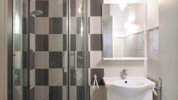 Douche, sĂšche-cheveux, serviettes fournies