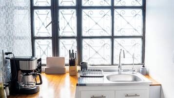 KylskÄp, kaffe- och tebryggare, vattenkokare och grytor/köksredskap