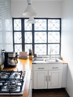 Kühlschrank, Wasserkocher mit Kaffee-/Teezubehör, Wasserkocher