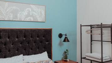 1 sovrum, skrivbord, strykjÀrn/strykbrÀda och resesÀng