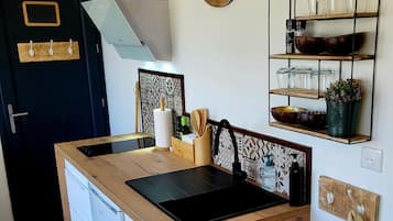 Frigorífic, microones, placa de cuina i cafetera i tetera