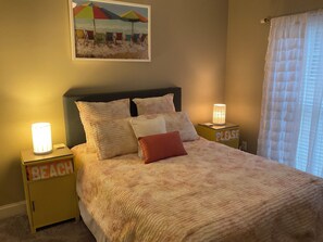 5 habitaciones, escritorio y tabla de planchar con plancha