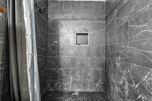 Douche, sèche-cheveux, serviettes fournies, shampoing