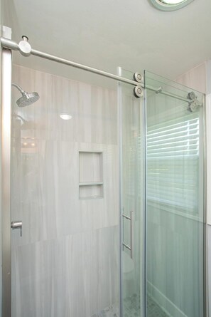 Douche, sèche-cheveux, serviettes fournies, papier toilette