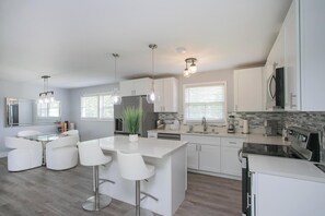 Fridge, microwave, oven, stovetop - Stunning Home in Nashville Centrally Located (Nashville)