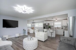 Smart TV, fireplace - Stunning Home in Nashville Centrally Located (Nashville)