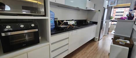 Four Ă micro-ondes, un four, surface de cuisson
