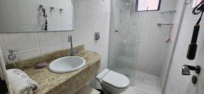 Asciugacapelli, asciugamani, sapone, carta igienica