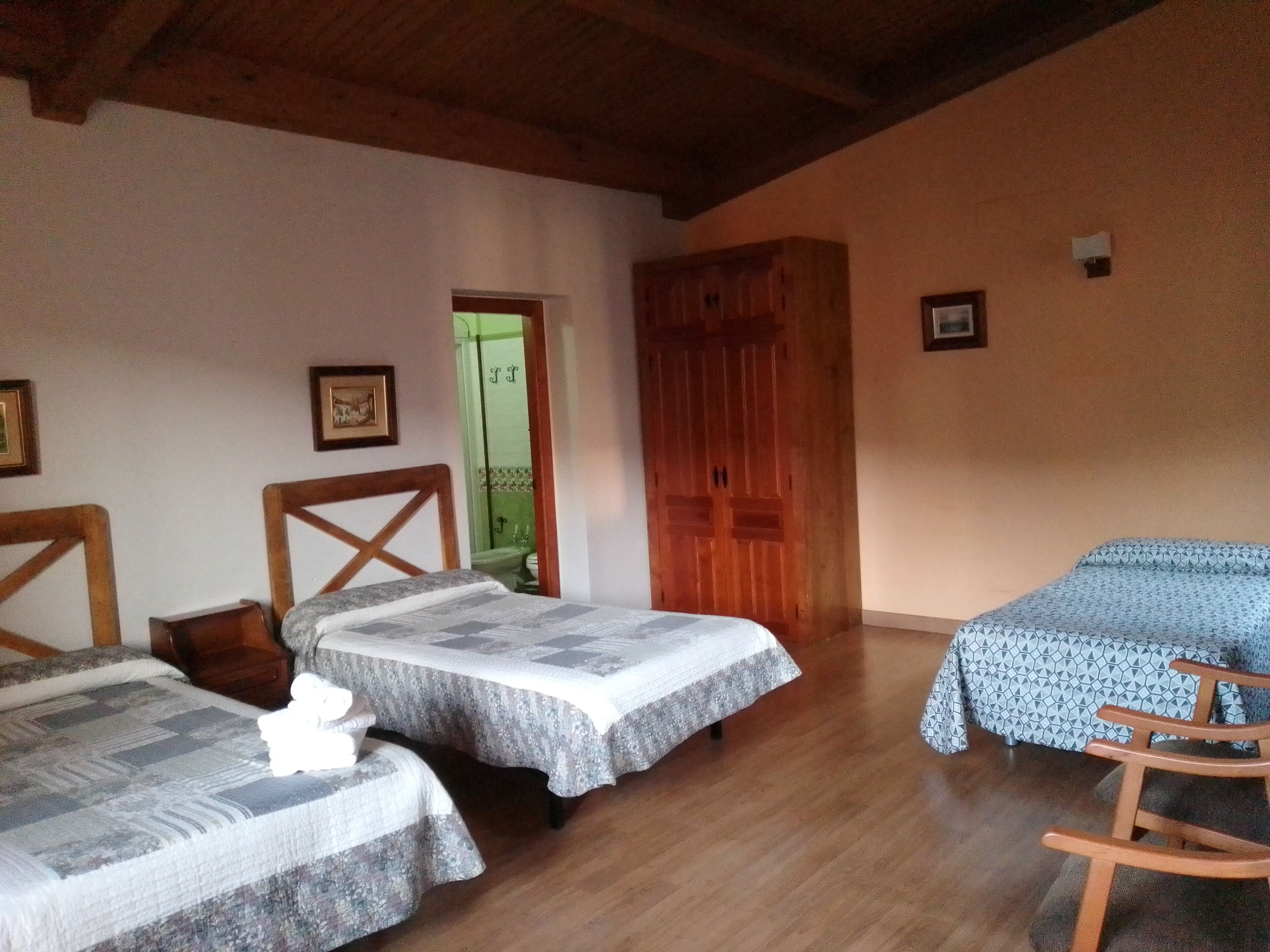 أغطية فراش متميزة وأسرّة سليكت كومفورت وخزنة داخل الغرفة