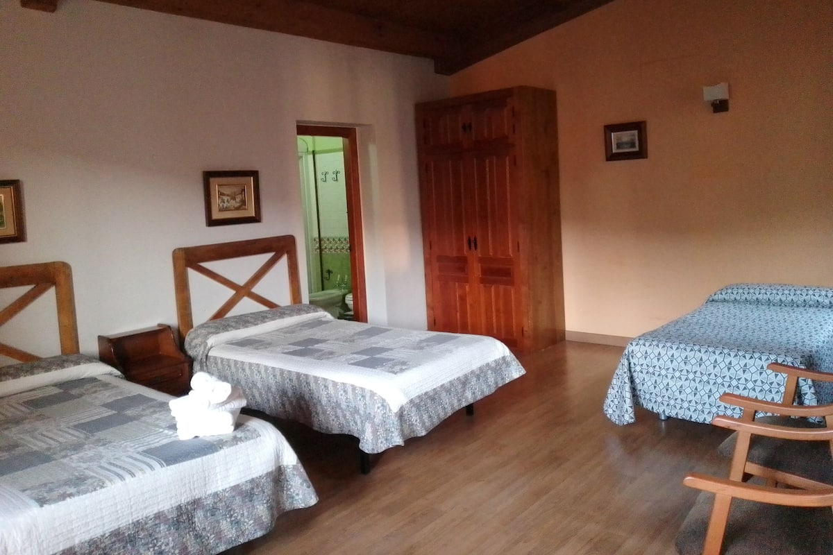 Kolmen hengen perhehuone | Ylelliset vuodevaatteet, Select Comfort -patjalliset sängyt